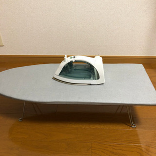 【ほぼ未使用】TOSHIBAスチームアイロン&アイロン台の画像