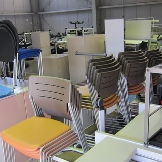 中古のオフィス家具のお店（倉庫）です　事務机　イス　書庫　キャビ...