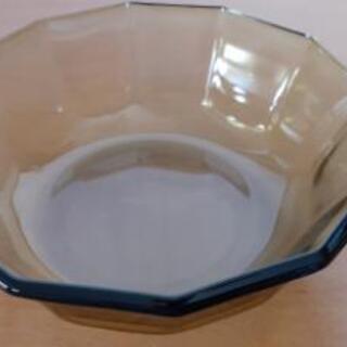 色ガラス  食器 2個  の画像