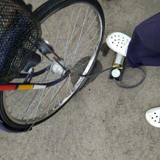 自転車とフットポンプのセットの画像