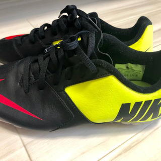 ナイキフットサルシューズ 22.5cm 1回使用 すね当てセットの画像