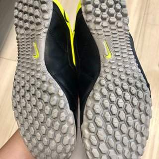 ナイキフットサルシューズ 22.5cm 1回使用 すね当てセットの画像