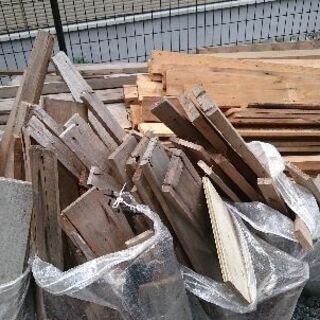 リフォームで 出た廃材 マキ キャンプファイヤーの画像