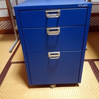 青色のスチールキャビネット