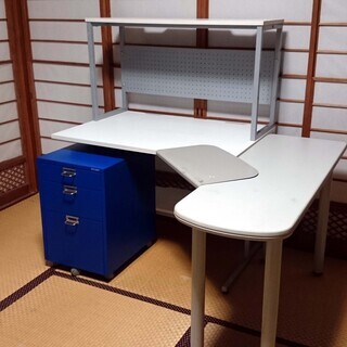 青色のスチールキャビネットの画像