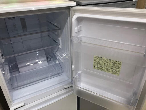 GM094　冷蔵庫　シャープ　137L　当社配達で6か月保証付き　つけかえどっちもドア　幅48cm　2018年　白　プレーン　ホワイト　SJ-DA14D-W　2ドア　ＳＨＡＲＰ　1人暮らし　引越し　サブ　子供部屋　リサイクルショップ　ケイラック朝霞田島店　中古　販売　買取　出張買取　無料　見積　査定　配達　配送　志木　和光　新座　朝霞　富士見　練馬　板橋　さいたま市　三芳　入間郡　所沢　戸田　ふじみ野