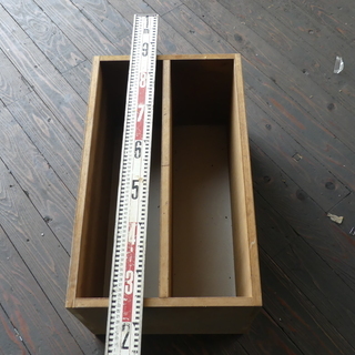1,000円！特注の丈夫な縦横取付自由なA-2サイズOKな木製吊り棚です。中古の画像