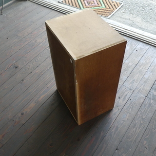 1,000円！特注の丈夫な縦横取付自由なA-2サイズOKな木製吊り棚です。中古の画像