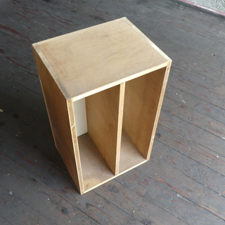 1,000円！特注の丈夫な縦横取付自由なA-2サイズOKな木製吊り棚です。中古の画像