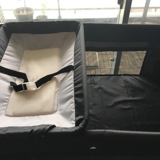 移動・折りたたみ可能　ベビーベッドの画像