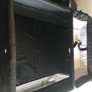 移動・折りたたみ可能　ベビーベッドの画像