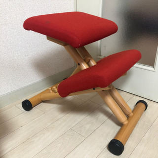 ストッケ ヴァリエール バランスチェア ジュニア用アタッチメント付 レッドの画像