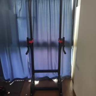ぶら下がり健康器 懸垂マシン 耐荷重150kg 懸垂 器具 筋肉トレーニング 背筋 腹筋 大胸筋 懸垂バー (ブラック+レッドの画像