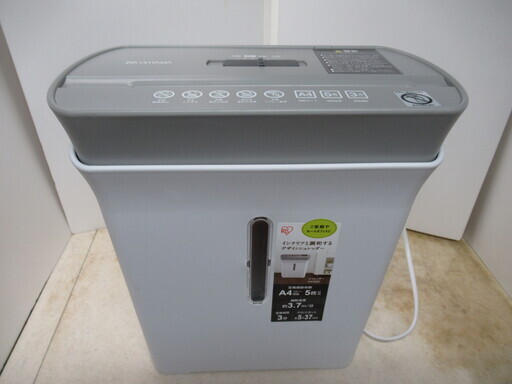 正常作動品　電動シュレッダー アイリスオーヤマ クロスカットシュレッダー　 A4サイズ　 KP5GC コンパクト ダストボックス8.9L 家庭用　インテリアと調和するデザインシュレッダー