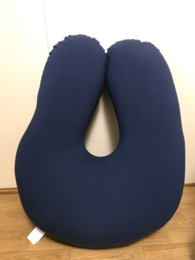 大きな授乳クッションにもなるU字型ヨギボー