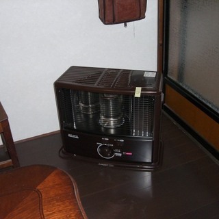 懐かしい石油ストーブを売ります。 当初のダンボール箱入りです。