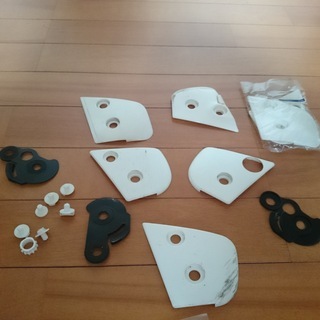 昭栄ヘルメットシールドスモーク2枚とパーツ（たぶん昭栄のパーツ）の画像
