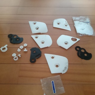 昭栄ヘルメットシールドスモーク2枚とパーツ（たぶん昭栄のパーツ）の画像