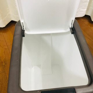 べダル付き ゴミ箱の画像