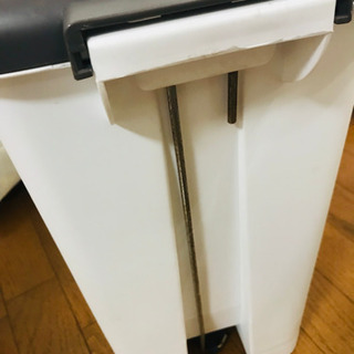 べダル付き ゴミ箱の画像