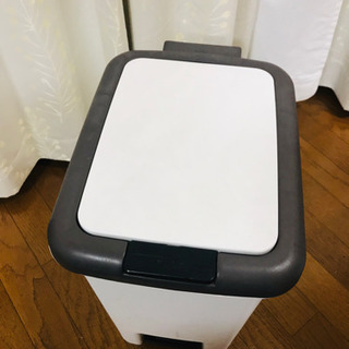 べダル付き ゴミ箱の画像