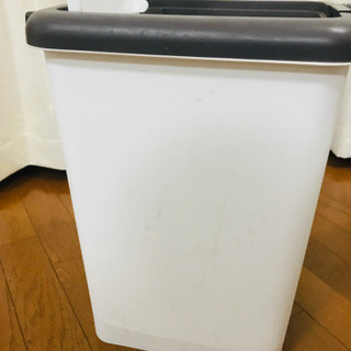 べダル付き ゴミ箱の画像