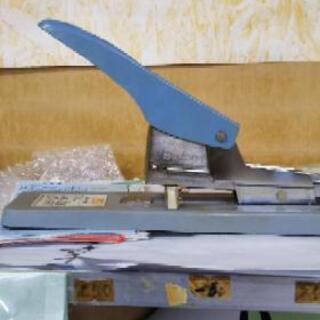 いっぱい挟める大きいホッチキスの画像