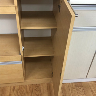 【リサイクルサービス八光　田上店　配達・設置OK】ベージュ木目調　スリムタイプ食器棚 リサイクルサービス八光 田上店 配達・設置OK】ナチュラル木目