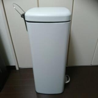 アイリスプラザ ゴミ箱 30L

【ほぼ新品】の画像