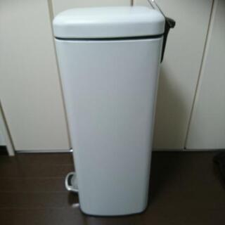 アイリスプラザ ゴミ箱 30L

【ほぼ新品】の画像
