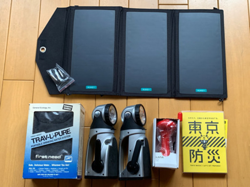 防災セット 太陽光パネル、手回し懐中電灯3個、その辺の水をろ過して飲める器具