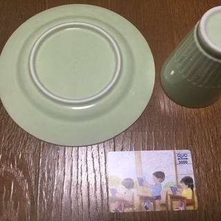 グリーンのプレートとカップ