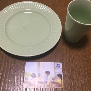 グリーンのプレートとカップの画像