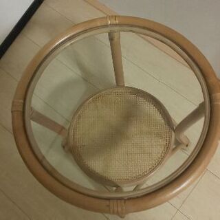 藤製ガラスのサイドテーブルの画像