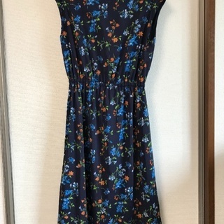 GLOBAL WORKの花柄紺ワンピ