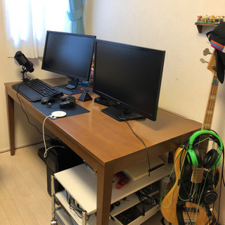 シンプルな大きめテーブルの画像