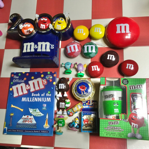 m&m’s ディスペンサー ティンケース　フィギュア　ミレニアム　ブラウン　タンブラー