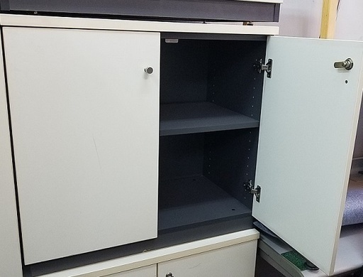 木製扉付き　棚　残り1台