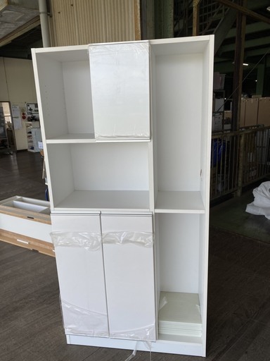 輸送事故品！新品！横に穴が空いてますが、超お買い得！なぜなら棚板が10枚以上付いてるからです！それで値打ちありますよ！