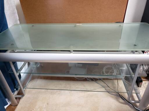 ガラスのテレビ台
