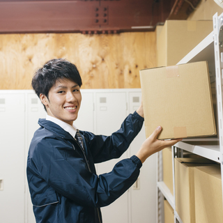 倉庫内で商品の仕分け作業