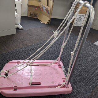 ピンクの軽量台車（コンパクトに折りたためます。耐荷重50kg）