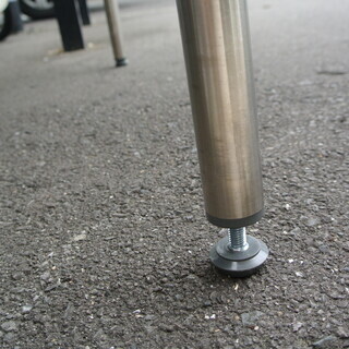 コクヨの大型テーブル 木目 BT-215K2　グラつき防止目的の高さ微調整可　会議 ミーティング 机 デスク 食堂の画像