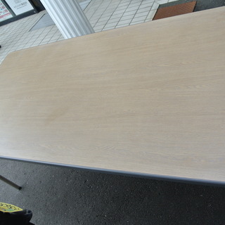 コクヨの大型テーブル 木目 BT-215K2　グラつき防止目的の高さ微調整可　会議 ミーティング 机 デスク 食堂の画像