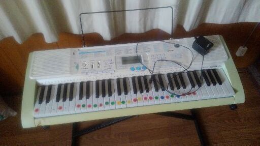 光る鍵盤　電子ピアノ　台つき　CASIO