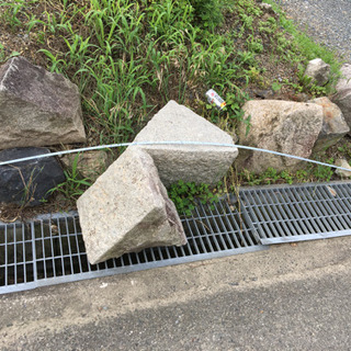 日本庭園に映える庭石や石垣用の石が多数あります