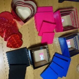 プレゼント用箱とクラッカー