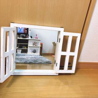 鏡 部屋インテリアの画像