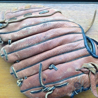 野球のグローブ２つの画像