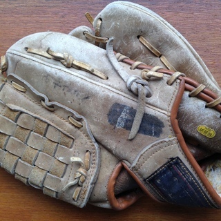 野球のグローブ２つの画像